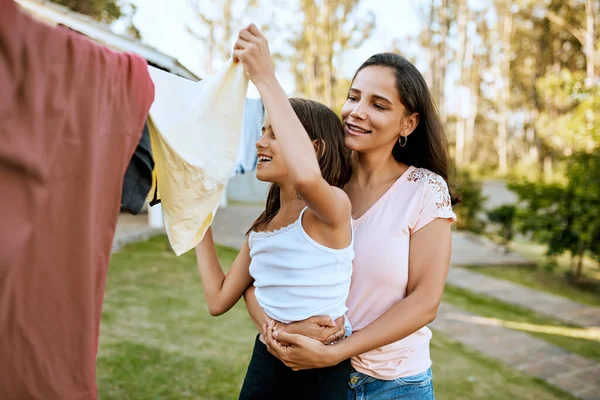 Everything Love Even Laundry Mother Daughter Hanging Laundry Together — Foto Stock