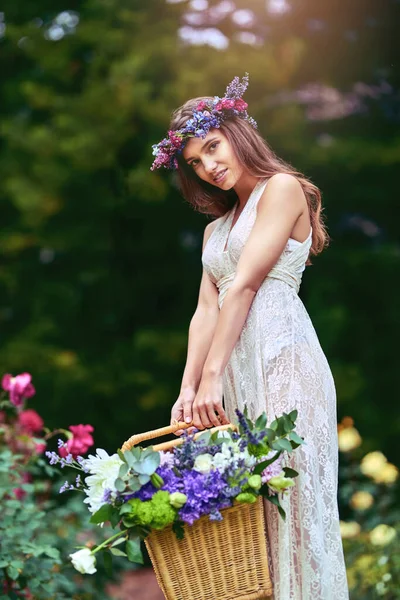 Her Basket Blooming Beautifully Beautiful Young Woman Wearing Floral Head — Fotografia de Stock