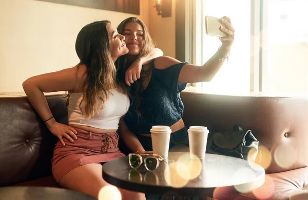 Bring Two Attractive Young Women Taking Selfies Local Cafe — ストック写真