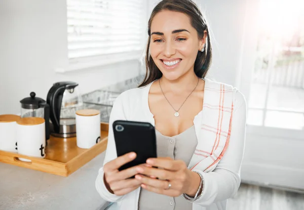 Woman Browsing Texting Reading Phone Her Kitchen Home Smiling Woman — Stok fotoğraf