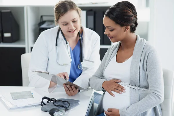 How Easy Process Confident Female Doctor Consulting Pregnant Patient Hospital — 图库照片