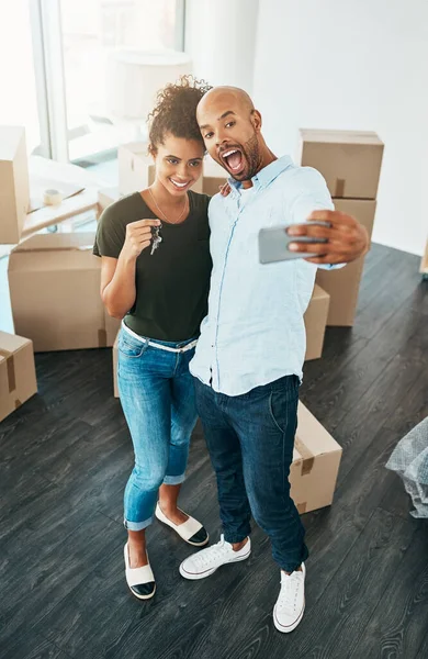 Were Proud New Homeowners Young Couple Taking Selfie While Holding — 图库照片