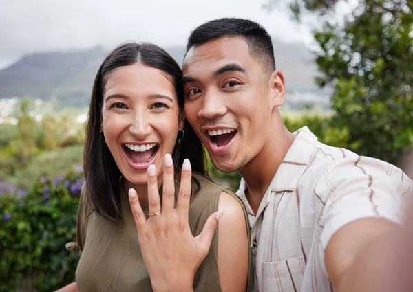 Engagement Ring Celebration Young Couple Announcing Happy News Special Occasion — Stockfoto