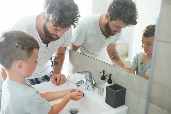 Making Sure His Hands Washed Properly Young Handsome Father Helping — Stock fotografie