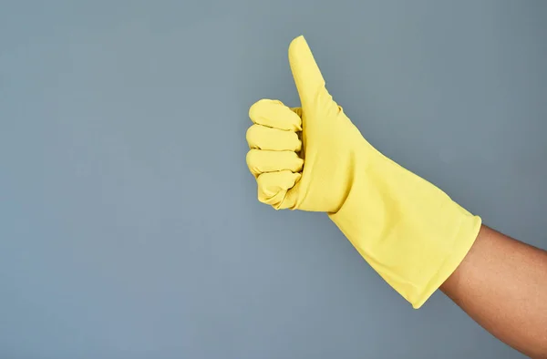 Пальцы Вверх Чистый Дом Студийный Снимок Неузнаваемой Женщины Резиновых Перчатках — стоковое фото