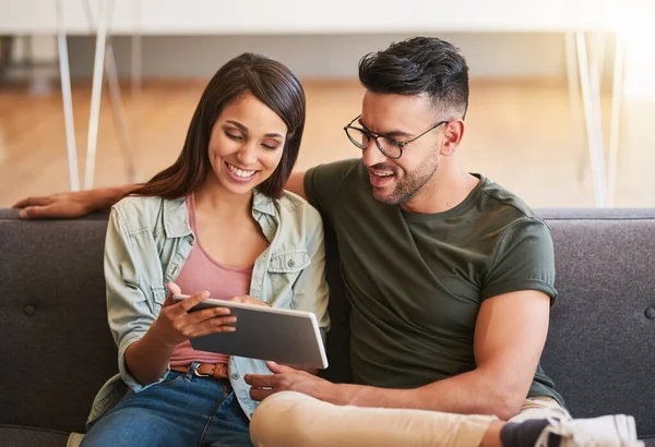 Checkout New App Downloaded Young Couple Using Digital Tablet Together — Fotografia de Stock