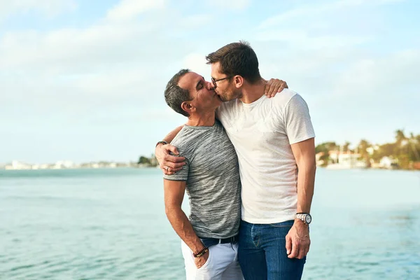 Kisses Beach What Live Affectionate Mature Couple Spending Day Beach — Stock Photo, Image