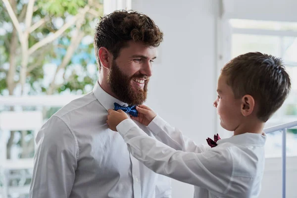 Dad Taught Well How Make Bowtie Adorable Little Boy Helping — Stock fotografie