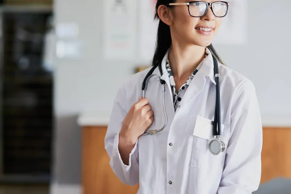 She Knows Exactly What Shes Doing Young Female Doctor Standing — Foto Stock