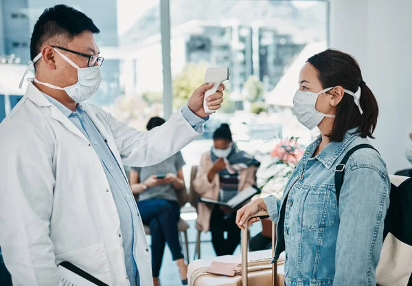 Covid Traveling Doctor Taking Temperature Woman Wearing Mask Airport Safety — 스톡 사진