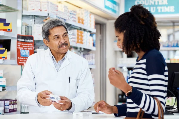 You Cant Wrong Product Pharmacist Assisting Young Woman Chemist — Stock Fotó