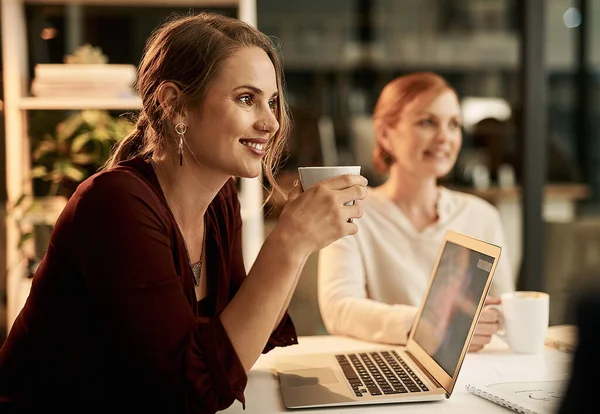 Young Happy Smiling Female Students Enjoying Cup Coffee Cafe Restaurant — Foto Stock