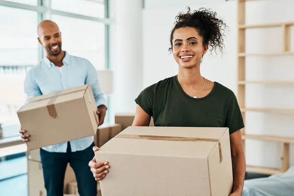 Making Move Bigger Better Home Portrait Couple Young Carrying Boxes — Stockfoto