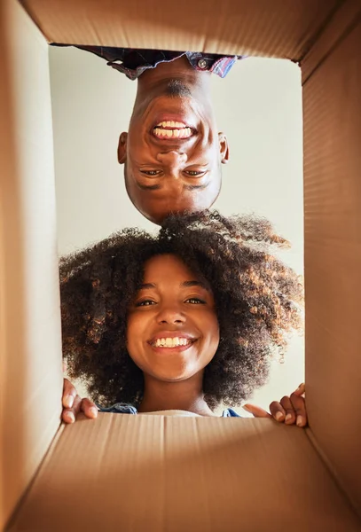 Whats Box Low Angle Portrait Cheerful Couple Looking Cardboard Box — Stock Photo, Image