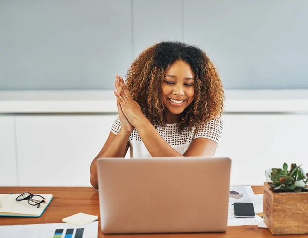 Shes Just Received Great News Client Young Attractive Businesswoman Working – stockfoto