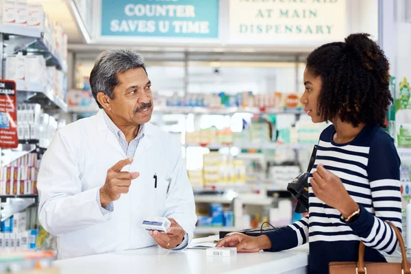 Explaining Dosage Instructions Pharmacist Assisting Young Woman Chemist — Stock Fotó