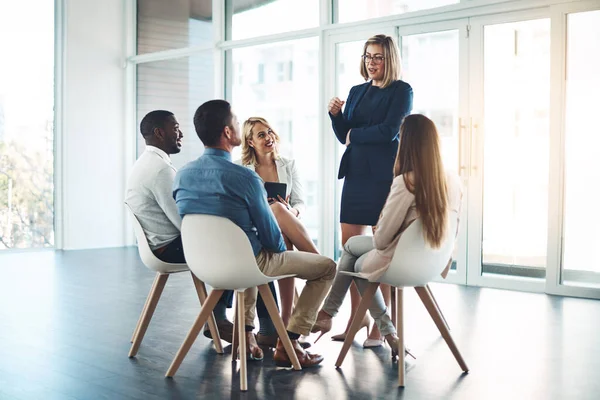 Open Suggestions Full Length Shot Young Businesswoman Addressing Her Colleagues — Stock Photo, Image