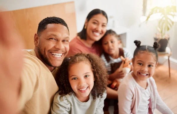 Happy Family Taking Selfie Having Fun Relaxing Bonding Living Room — ストック写真