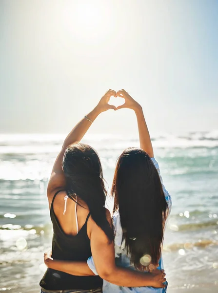 Everyone Loves Summer Rearview Shot Two Friends Forming Heart Shape — Stockfoto