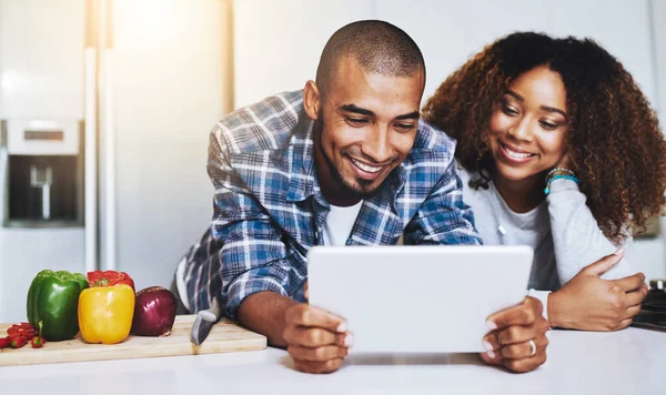 Looking What Cook Young Couple Using Tablet Together Home — Stock Photo, Image