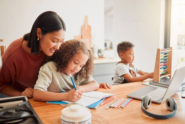 Education Learning Homework Mother Teaching Helping Her Daughter Writing Drawing — Foto Stock