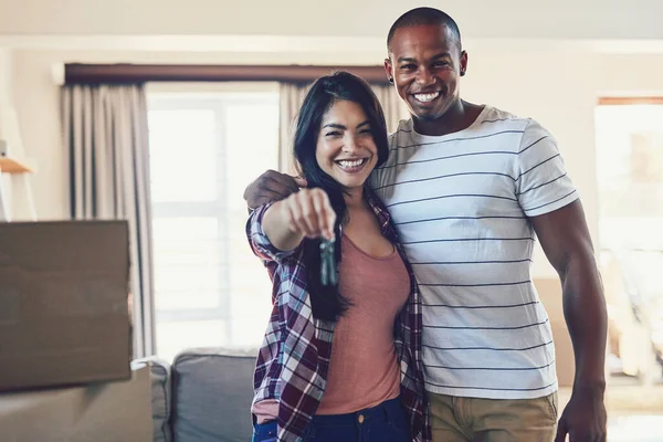 Huge Milestone Portrait Young Couple Holding Keys New Home — Fotografia de Stock