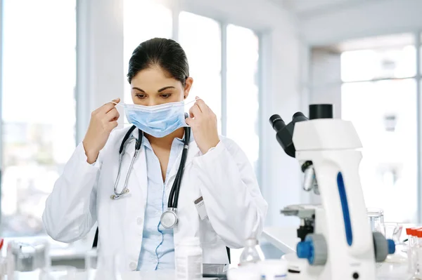 Its Time Start New Experiment Young Scientist Putting Surgical Mask — Foto Stock