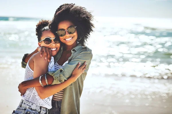 Shes Closest Friend Have Two Girlfriends Enjoying Themselves Beach — Fotografia de Stock