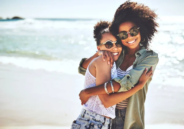 Shes Best Friend Chosen Sister Two Girlfriends Enjoying Themselves Beach — Fotografia de Stock