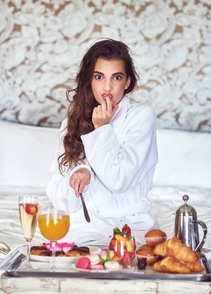 All Good Life Attractive Young Woman Enjoying Luxurious Breakfast Her — Stockfoto