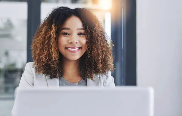 Positivity Really Does Boost Productivity Portrait Young Businesswoman Working Laptop — Foto de Stock