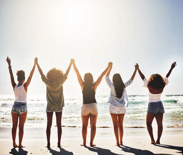 Because Beach Days What Live Rearview Group Girlfriends Holding Hands — Stock Photo, Image