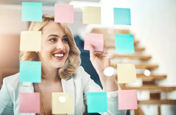 Sorting Out Few Details Upcoming Campaign Businesswoman Arranging Sticky Notes — Stock Photo, Image