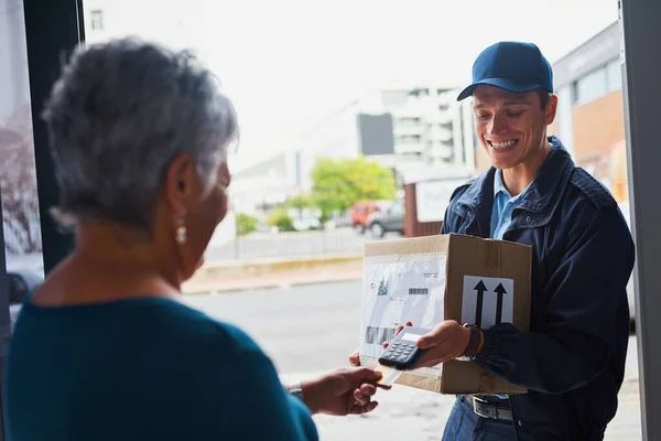 Making Payment Efficient Way Handsome Young Man Delivering Package Customer — Stock Fotó