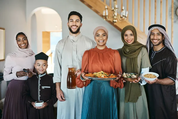 Smiling Festive Muslim Family Celebrating Eid Ramadan Party Lunch Together — Zdjęcie stockowe
