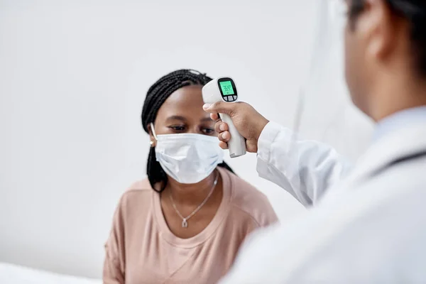 Doctor Taking Temperature Covid Patient While Testing High Fever Symptoms — Stockfoto