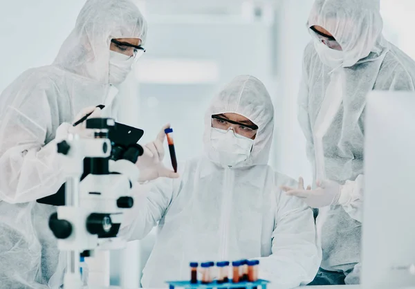 Hazmat Suit Scientists Test Tube Medical Research Healthcare Science Cure — Stockfoto