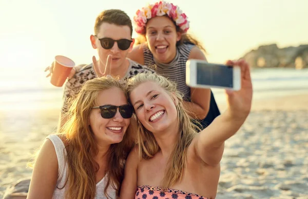 Sharing Later Young People Hanging Out Beach — Stock Photo, Image