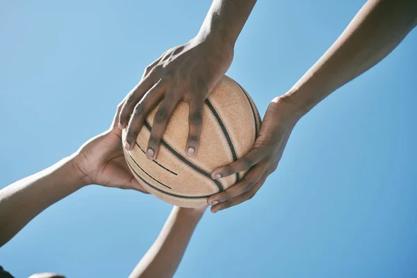 Баскетбол Спорт Соревнования Игроками Держащими Мяч Против Голубого Неба Копировальным — стоковое фото