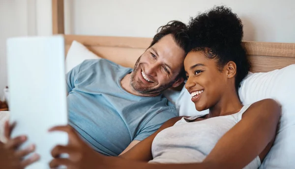 Happy Relax Carefree Interracial Couple Digital Tablet Smiling Taking Selfie — Fotografia de Stock