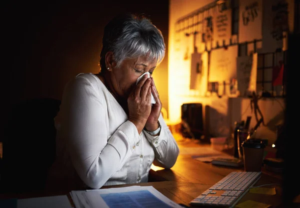 Really Hope Didnt Catch Flu Time Mature Businesswoman Blowing Her — Foto Stock