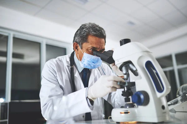 Sees What Most Dont Mature Scientist Using Microscope Laboratory — Stock Photo, Image