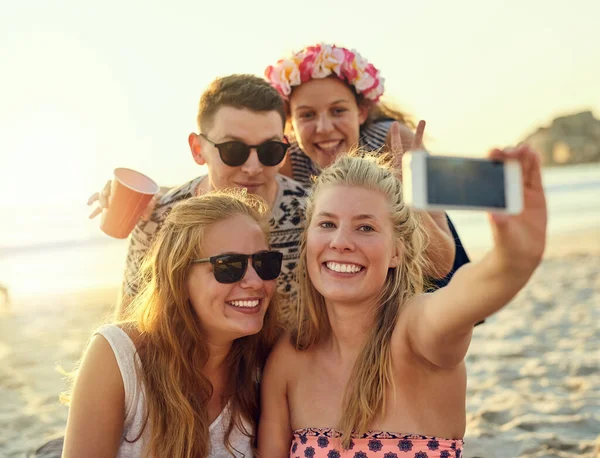 Capturing Our Moments Together Young People Hanging Out Beach — Stok Foto