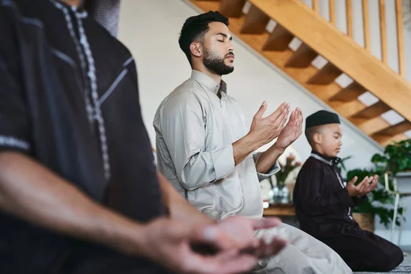 Muslim Family Praying Together Home Eyes Closed Fajr Dhuhr Asr — Stock fotografie