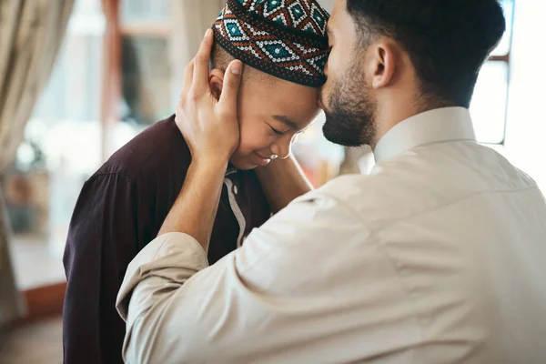 Muslim Father Parent Man Kissing His Son Forehead Bonding Showing — 图库照片