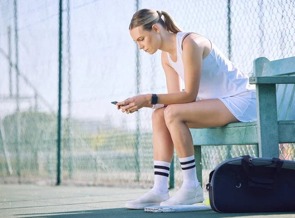 Female Tennis Player Phone Checking Fitness Goal Progress Modern Exercise — Stockfoto
