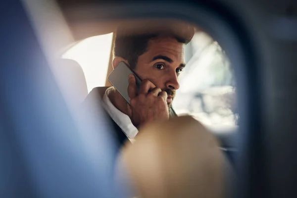 Він Зайнятий Коли Працює Впевнений Молодий Бізнесмен Говорить Своєму Мобільному — стокове фото