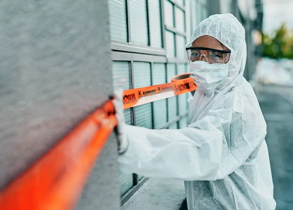 Covid Healthcare Worker Responding Biohazard Public Area Using Barrier Tape — Zdjęcie stockowe