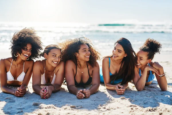 Summertime Socialising Time Portrait Group Happy Young Women Relaxing Together — 스톡 사진