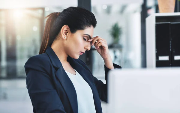 Migraines Work Can Keep You Back Attractive Young Businesswoman Experiencing — Stockfoto